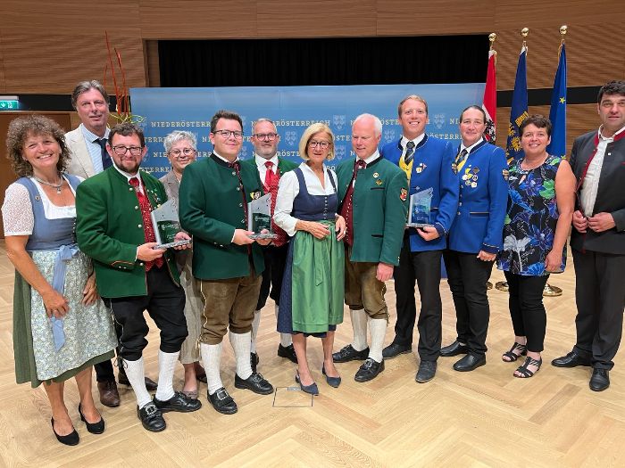 2026-Ehrenpreis_-_Bez_HL.jpg